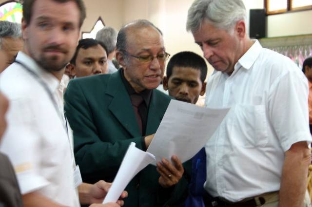 Memantau proses damai, Pieter Feith (Kanan) bersama mantan Perdana Menteri GAM, Malik Mahmud. Foto: Adi Warsidi