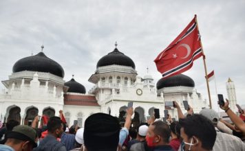Bendera bintang bulan yang sempat dikibarkan di halaman Masjid Raya Baiturrahman, Banda Aceh, Jumat (4/12) pagi, bertepatan Milad ke-44 GAM. Foto: Yudiansyah/acehkini
