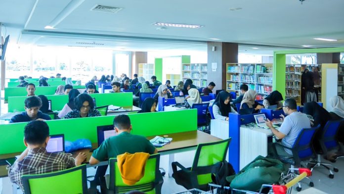 Pegunjung Perpustakaan Aceh saat Ramadan