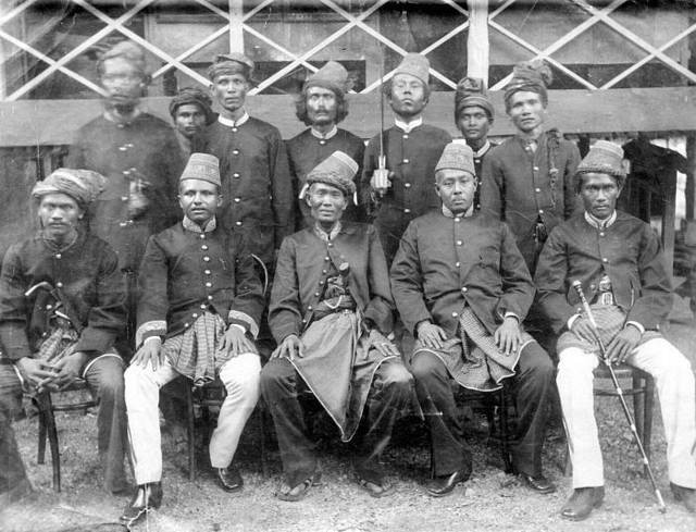 Teuku Umar (tengah) bersama pasukannya, memakai rencong dan siwah. Dok. KITLV