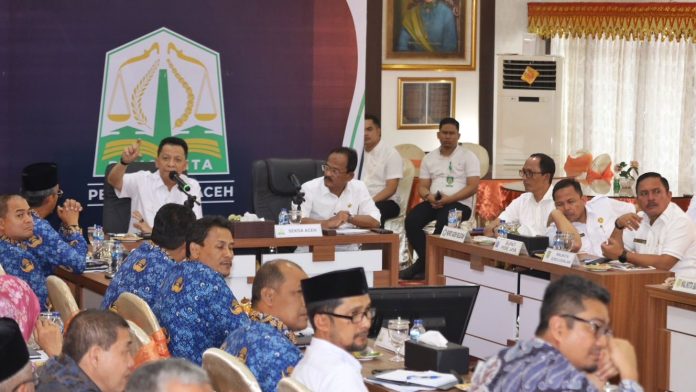 Achmad Marzuki pimpin rapat diikuti bupati dan wali kota