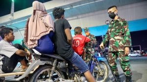 Tentara menjaga jalan
