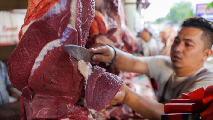 Foto: Rayakan Meugang Ramadan, Warga Serbu Pasar Daging