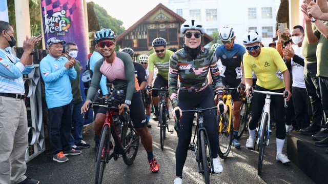 Wulan Guritno ikut balap sepeda dalam Tour de Aceh 2022.