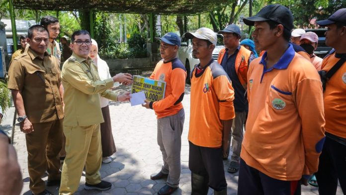 566 Pasukan Oranye Kota Banda Aceh Terima Zakat dari Baitul Mal