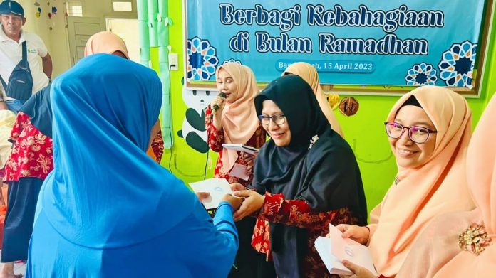 Berbagi Kebahagiaan Ramadan, DWP UIN Ar-Raniry Salurkan Bantuan untuk Duafa