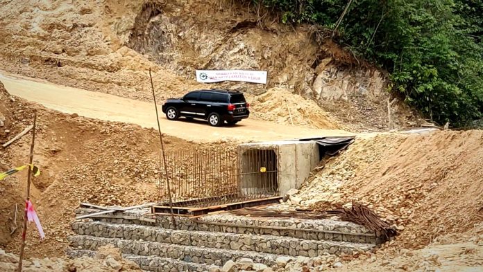 Ilustrasi pembangunan jalan Jantho-Lamno.