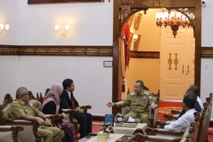 Gubernur Aceh Achmad Marzuki menerima komisioner KI Pusat