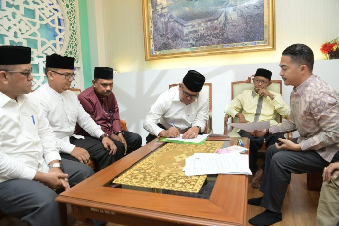 Penandatanganan pengurus, pengawas, dan pembina Yayasan Masjid Raya Baiturrahman di ruang VVIP masjid tersebut, Jumat (26/5/2023).