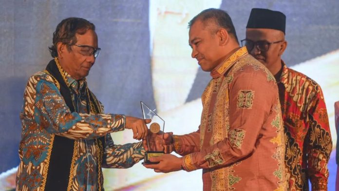 Kepala Dinas Perhubungan Aceh Raih Anugerah Tinarbuka dari KI Pusat