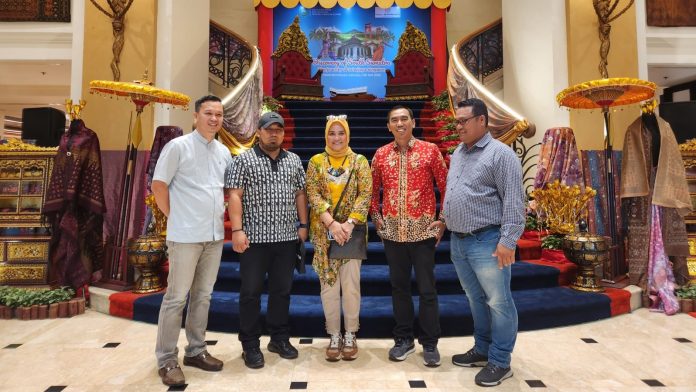 Bupati Aceh Besar, Muhammad Iswanto (kedua kanan)