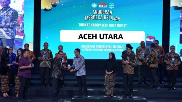 Pj Bupati Aceh Utara Terima Penghargaan Anugerah Merdeka Belajar dari Kemendikbudristek