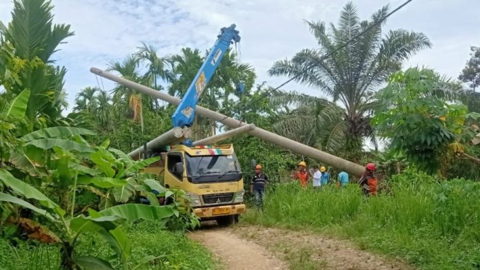 PLN Aceh Pasang Tiang Listrik
