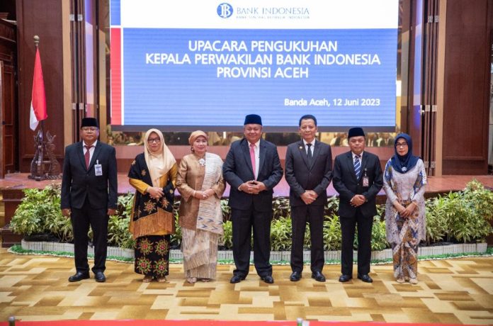 Penjabat (Pj) Gubernur Aceh Achmad Marzuki menghadiri pengukuhan Kepala Perwakilan Bank Indonesia Provinsi Aceh, di Anjong Mon Mata Pendopo Gubernur Aceh, Senin (12/6/2023).