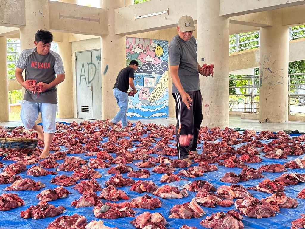 Penyembelihan hewan kurban di Gampong Lambung, Kecamatan Meuraxa, Kota Banda Aceh, Aceh, pada Kamis (29/6/2023).
