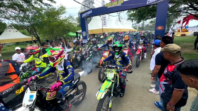 Sedikitnya 400 pengendara motor trail memeriahkan Aceh One Day Adventure yang dibuka secara resmi di Lamnyong, Kota Banda Aceh, Sabtu (10/6/2023).