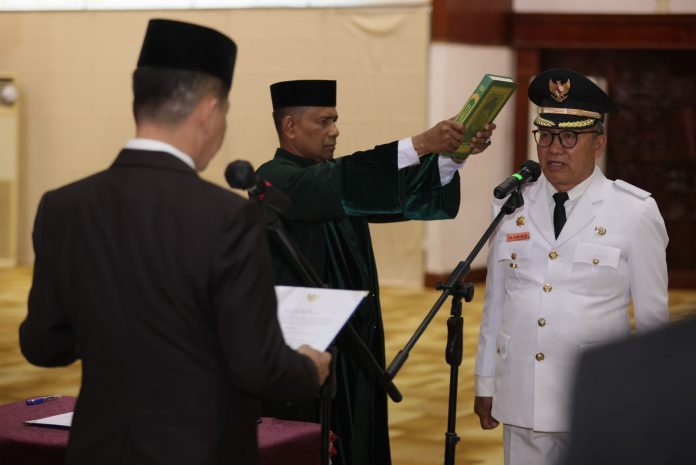 Achmad Marzuki Lantik Pj Bupati Aceh Singkil dan Serahkan SK Perpanjangan Pj Bupati Simeulue