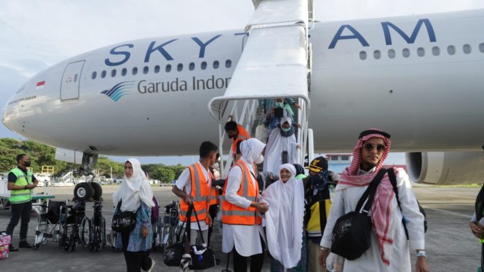 Sebanyak 386 anggota jemaah haji Aceh kelompok terbang (Kloter) 4 tiba di tanah air setelah mendarat di Bandara Sultan Iskandar Muda Banda Aceh pukul 5.42 WIB, Sabtu (8/7/2023).