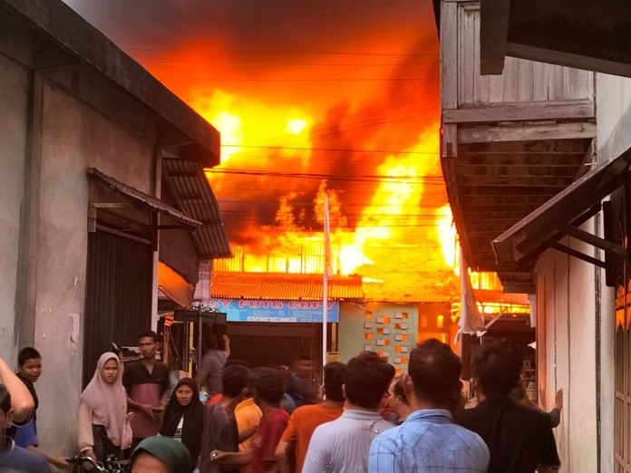 Delapan rumah toko terbakar di Kecamatan Blangpidie, Kabupaten Aceh Barat Daya, Aceh, Selasa (18/7/2023).