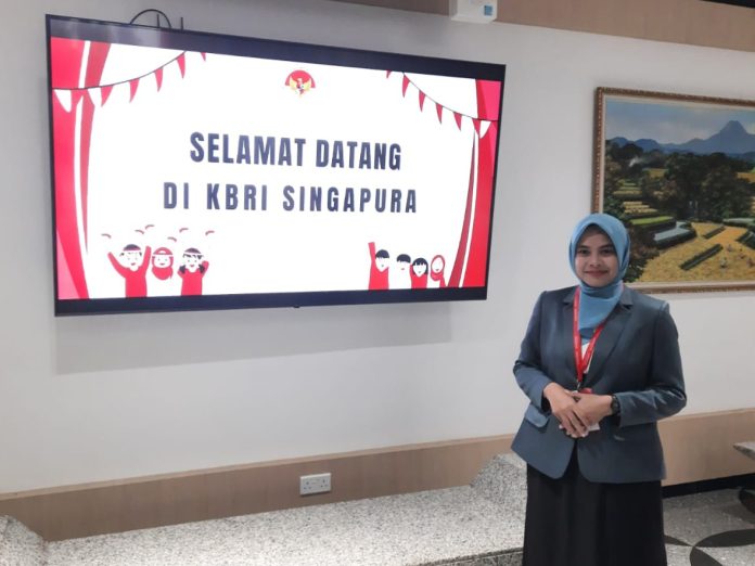 Izzah Gunadumna, alumnus Dayah Insan Qur’ani (IQ) Aceh Besar, menjadi perwakilan Indonesia pada program Pertukaran Pemuda Antar Negara (PPAN) yang diselenggarakan di Singapura, 15-24 Juli 2023.