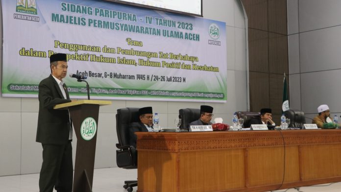 Pelaksana Tugas Kepala Sekretariat MPU Aceh Zulkarnaini membacakan fatwa dalam sidang paripurna di Kantor MPU Aceh, Rabu (26/7/2023).
