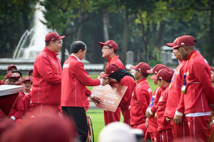 Presiden Jokowi Didampingi Menpora Serahkan Bonus ke Atlet ASEAN Para Games 2023