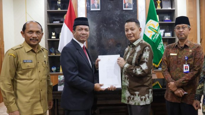 Gubernur Aceh serahkan SK Mendagri tentang perpanjangan masa tugas Pj Bupati Bireuen