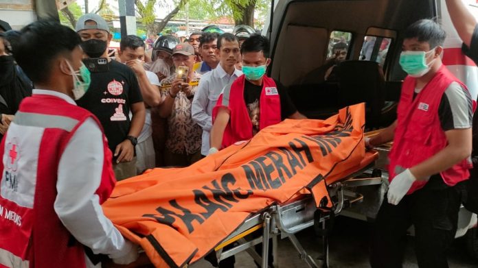 Mayat pria dan perempuan ditemukan dalam mobil yang parkir dalam sebuah bengkel di Kecamatan Banda Raya, Kota Banda Aceh, Senin (7/8/2023) siang.