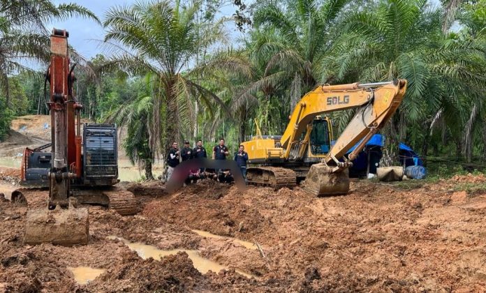Dua ekskavator penambang emas ilegal di Gampong Geudong, Sungai Mas, Aceh Barat, ditangkap kepolisian, Senin (14/8/2023). Foto: Polda Aceh