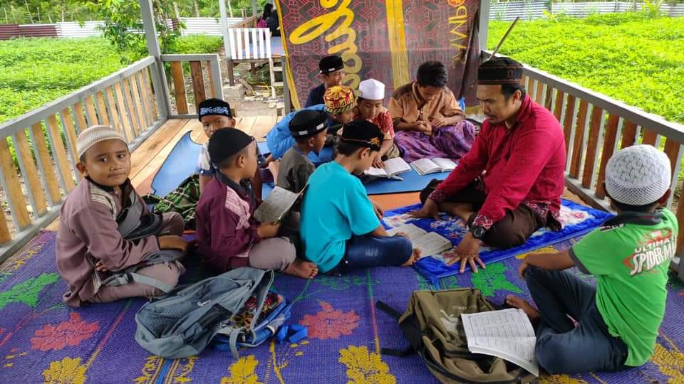 Tabsyir Masykar mengajar di Jambo Raudhatul Qur'an, Alue Peunyareng, Ujong Tanoh Darat, Kecamatan Meureubo, Aceh Barat. Foto: Kiriman untuk acehkini