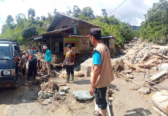 Banjir bandang di Beutong Ateuh Banggalang, Nagan Raya, Aceh, Senin (28/8/2023) malam, merusak sebelas rumah yang juga menjadi kedai di Gampong Blang Meurandeh.