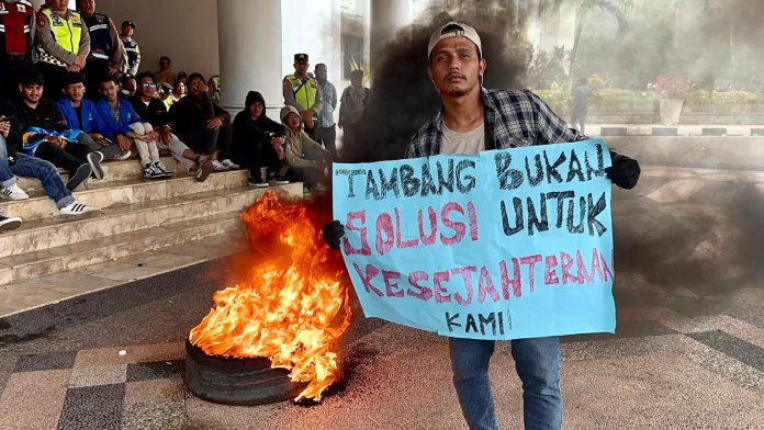 Massa Kesatuan Rakyat Aceh kembali berunjuk rasa di halaman kantor gubernur Aceh, Jalan Teuku Nyak Arief, Kota Banda Aceh, Kamis (31/8/2023).