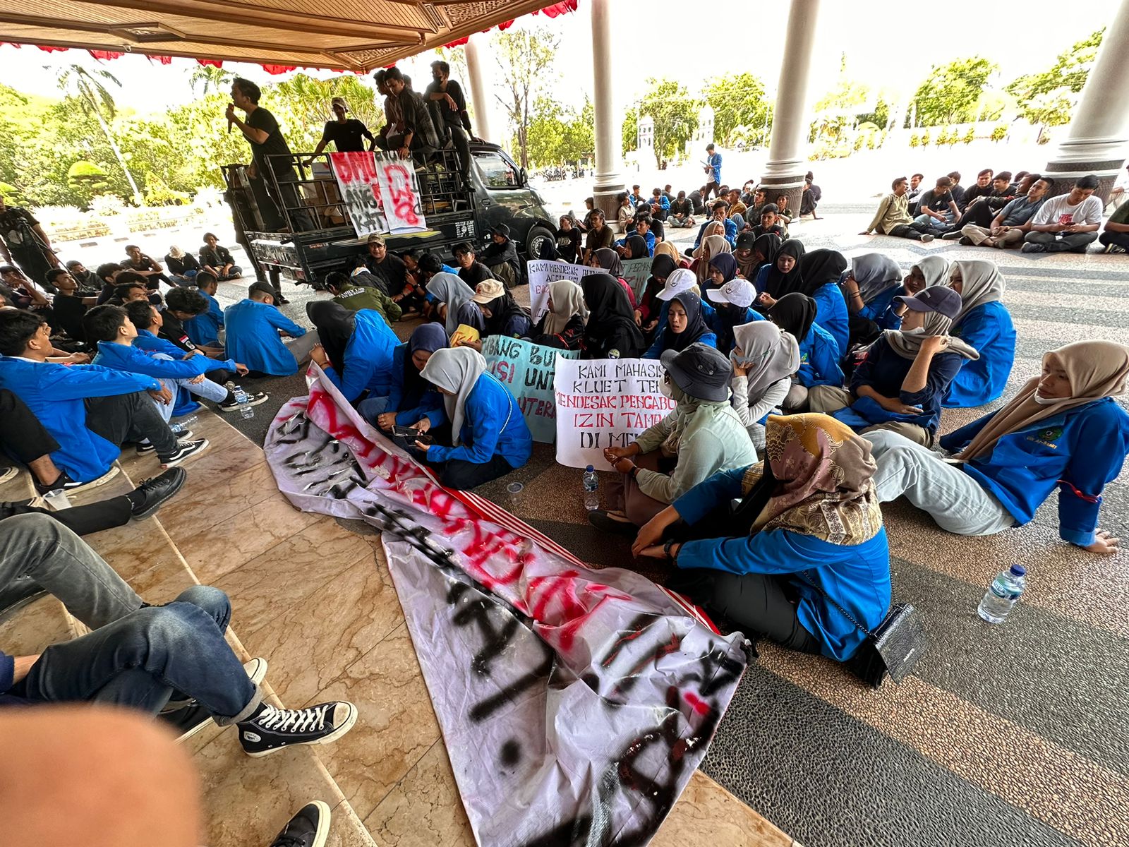 Massa Kesatuan Rakyat Aceh kembali berunjuk rasa di halaman kantor gubernur Aceh, Jalan Teuku Nyak Arief, Kota Banda Aceh, Kamis (31/8/2023).