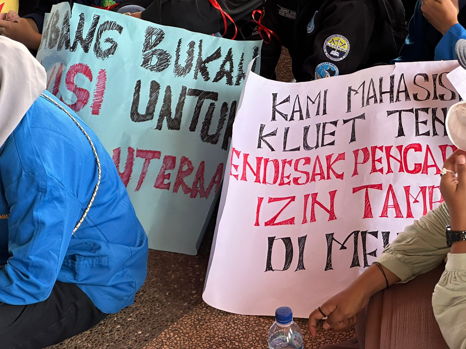 Massa Kesatuan Rakyat Aceh berunjuk rasa di halaman kantor gubernur Aceh, Jalan Teuku Nyak Arief, Kota Banda Aceh, Kamis (31/8/2023).
