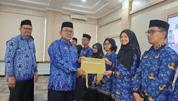 Kemenag Aceh Serahkan SK Pengangkatan 2.354 PPPK, Kakanwil Beri Pesan Ini
