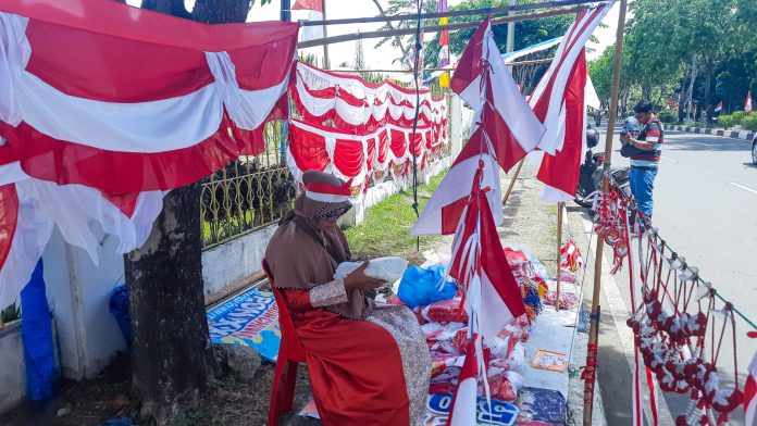 Kisah Guru Mengaji di Aceh Raup Puluhan Juta Rupiah Berkat Bendera Merah Putih