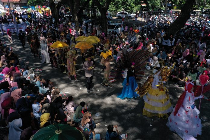 Warga Antusias Saksikan Pawai Budaya dan Karnaval Mobil Hias, Pj Gubernur Ikut Nonton