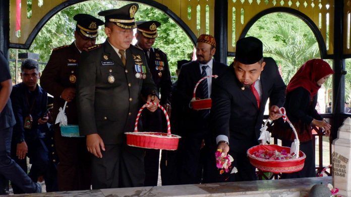 Bupati Aceh Besar ziarah makam Pahlawan Nasional