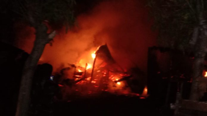 Kebakaran melanda Gampong Benteng, Kota Sigli, Pidie, Sabtu (9/9/2023) sekitar pukul tujuh malam. Seorang pemuda meninggal dalam peristiwa itu.