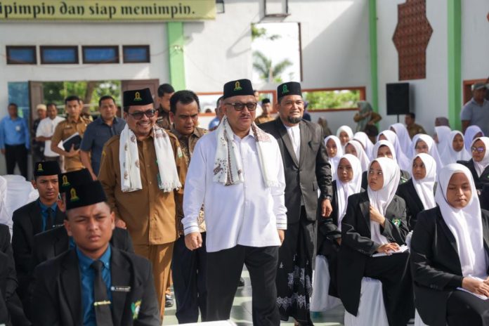 Kajati Aceh, Bambang Bachtiar (tengah) bersama pimpinan Dayah Al-Manar (kanan).