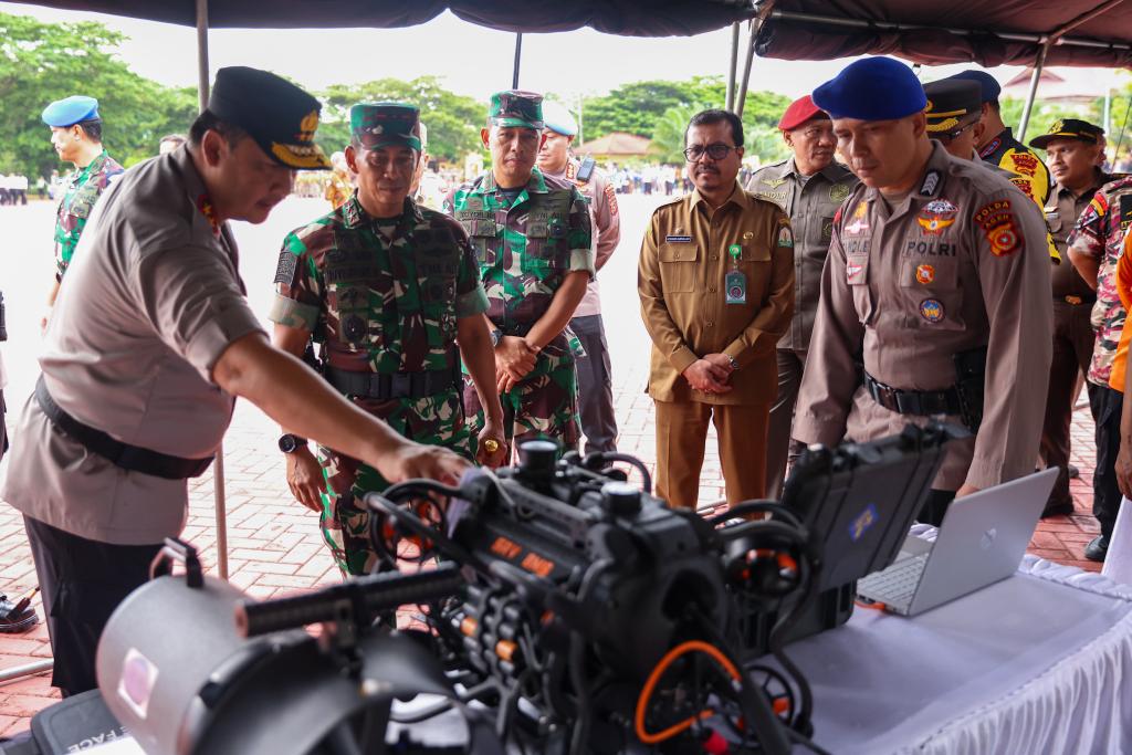 Kapolda Aceh Irjen Achmad Kartiko dan Pangdam Iskandar Muda Mayjen TNI Novi Helmy Prasetya mengecek langsung kesiapan Pasukan Pengamanan Pemilu 2024 pada apel gelar pasukan Operasi Mantap Brata Seulawah 2023-2024 di halaman Mapolda Aceh, Selasa (17/10/2023). Foto: Suparta/acehkini