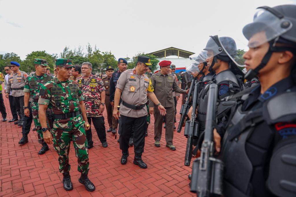 Kapolda Aceh Irjen Achmad Kartiko dan Pangdam Iskandar Muda Mayjen TNI Novi Helmy Prasetya memeriksa apel gelar pasukan Operasi Mantap Brata Seulawah 2023-2024 dalam rangka Pengamanan Pemilu 2024 yang digelar di Mapolda Aceh, Selasa (17/10/2023). Foto: Suparta/acehkini