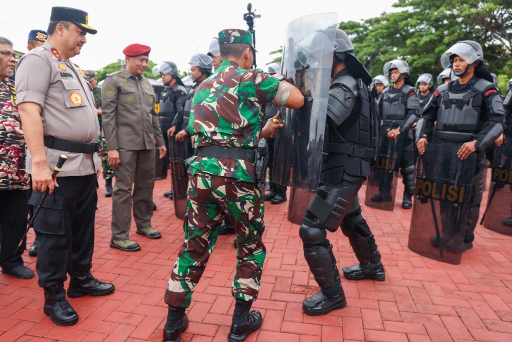 Kapolda Aceh Irjen Achmad Kartiko dan Pangdam Iskandar Muda Mayjen TNI Novi Helmy Prasetya memeriksa apel gelar pasukan Operasi Mantap Brata Seulawah 2023-2024 dalam rangka Pengamanan Pemilu 2024 yang digelar di Mapolda Aceh, Selasa (17/10/2023). Foto: Suparta/acehkini