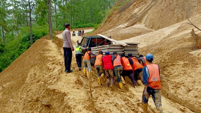 Jalan penghubung kabupaten Aceh Tengah dan Gayo Lues tertutup longsoran.