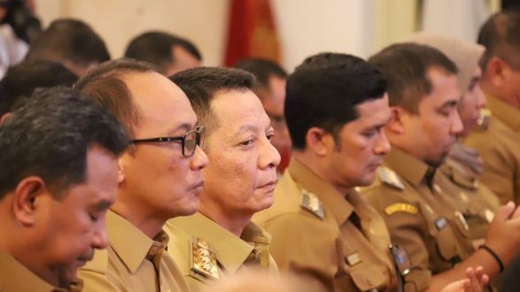 Pj Gubernur Aceh bersama kepala daerah mendengar arahan Presiden Indonesia, Joko Widodo.