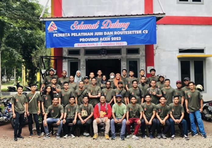Sebanyak 38 pegiat panjat tebing di Aceh ikut pelatihan bidang juri dan pembuat jalur olahraga itu.