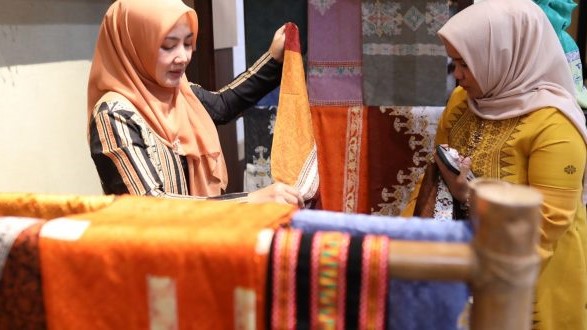Ayu Marzuki melihat kain songket