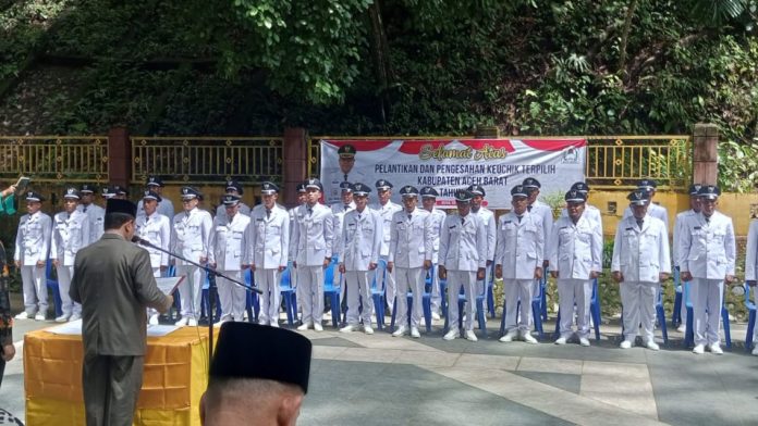 Sebanyak 31 kepala desa hasil pemilihan serentak di kabupaten Aceh Barat, Aceh, dilantik di sekitar makam pahlawan nasional Teuku Umar, Gampong Mugo Cut, Panton Reu, Kamis (2/11/2023).
