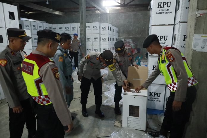 Kepolisian memantau gudang logistik Pemilu di Kota Lhokseumawe, Aceh, Jumat kemarin.