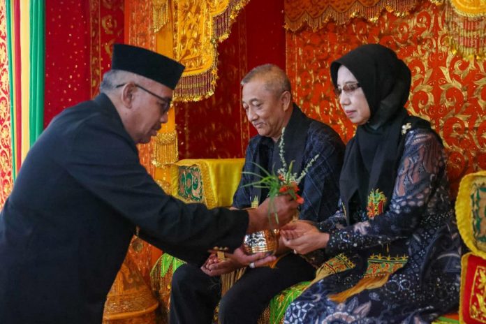Sekda Sambut Kajati Aceh yang Baru di Bandara Sultan Iskandar Muda, Diiringi Upacara Peusijuek